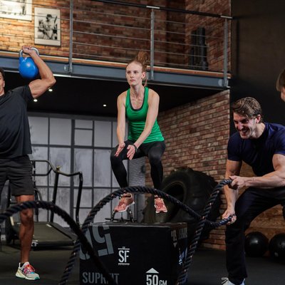 Training im Fitnessstudio von INJOY