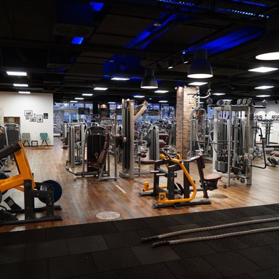 Training im Fitnessstudio von INJOY