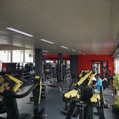 Training im Fitnessstudio von INJOY